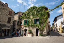 Una graziosa casa in pietra ricoperta da edera ...