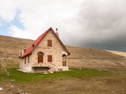 Una graziosa casetta in pietra lungo la strada Trebbio, Bolognola e Sarnano, Marche. In inverno è disabitata  - © Mor65_Mauro Piccardi / Shutterstock.com