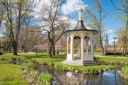 Una graziosa edicola nel parco Tradgardsforeningen a Linkoping (Svezia).
