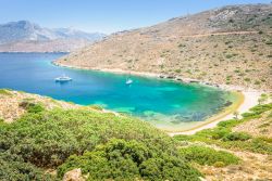 Una graziosa spiaggia circondata da colline sull'isola di Kalymnos, Grecia - © Tom Jastram / Shutterstock.com
