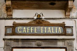 Una insegna "vintage" di un bar nel centro di Voltaggio in Piemonte - © Paolo Bona / Shutterstock.com