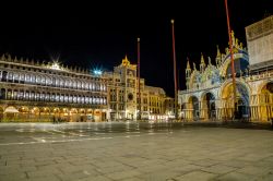 Una insolita Piazza San Marco a Venezia: la quarantena per la pandemia del coronavirus Covid-19 rende spettrale la piazza della Serenissima - © pixinoo / Shutterstock.com