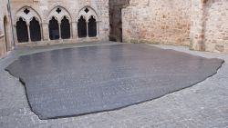 Una lastra con geroglifici nella cittadina di Figeac, Francia.
