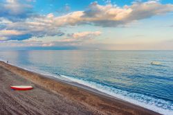 Una magnifica alba sulla spiaggia di Santa Teresa di Riva in Sicilia