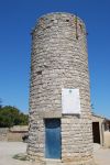 Una meridiana su una torretta nel borgo di Rennes-le-Chateau, Francia.
