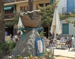 Una mini nave su piedistallo in una stradina del centro di Calella, Costa Brava, Spagna - © Valentyn1961

