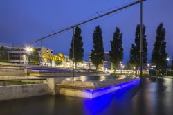 Una moderna fontana illuminata di notte nel centro cittadino di Zoetermeer, Olanda.
