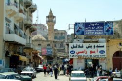 Una moschea nella città di Sidone, Libano. Gente cammina per la strada mentre altra siede nel dehors di un tipico bar - © David Dennis / Shutterstock.com