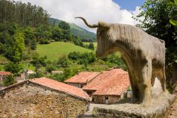 Una mucca di granito sulle colline del villaggio di Carmona, Spagna: questa scultura è nota con il nome di Tudanca.
 