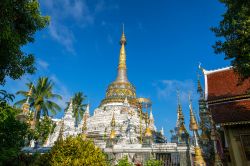 Una pagoda con dettagli dorati al Wat Saen Fang Temple di Chiang Mai, Thailandia.
