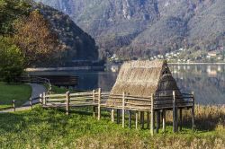 Una palafitta a Molina di Ledro: il lago è famoso per i suoi insediamenti dell'età del bronzo