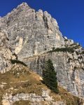 Una parete rocciosa sulle Dolomiti a Recoaro Terme, Veneto, fotografata con il sole.

