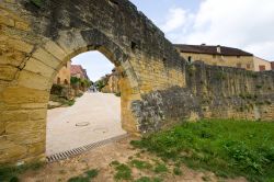 Una parte delle antiche mura cittadine di Domme, Dordogna, Francia. Risalgono al Ducento e seguono l'andamento tortuoso del terreno.



