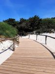 Una passerella in legno per raggiungere la spiaggia Le Saline di Calasetta, Sardegna.



