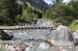 Una passerella su un torrente della valle di Lech in Austria