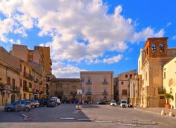 Una piazza del centro storico di Licata, città della costa sud della Sicilia - © poludziber / Shutterstock.com