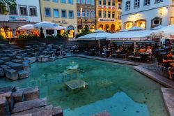 Una piazza di Bamberga al calar del sole, Germania, con gente ai tavoli dei locali - © Christian Mueller / Shutterstock.com