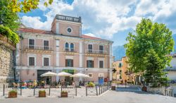 Una piazza nel centro di Caramanico Terme, uno dei borghi nell'entroterra dell'Abruzzo - © Stefano_Valeri / Shutterstock.com