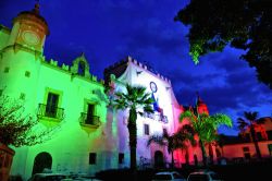 Una piazza nel cuore di CInisi in provincia di Palermo (Sicilia), fotografata una sera d'estate - © poludziber / Shutterstock.com