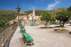 Una piazza panoramica a Novara di Sicilia, Provincia di Messina