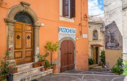 Una piazzetta con pizzicheria nel centro storico ...