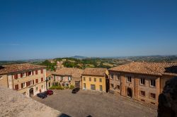 Una piazzetta nel centro di Offagna, in provincia di Ancona, fotografata dall'alto.
