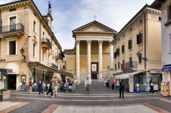 Una piazzetta nel centro storico di Bardolino, provincia di Verona, Veneto. Per secoli l'intera ara del Comune è stata sotto l'influenza dei monaci colombani - © Khirman ...