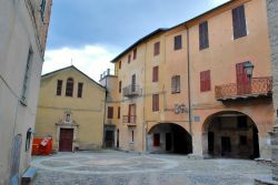 Una piazzetta nel centro storico di Triora, borgo ligure in provincia di Imperia. La storia locale di questo villaggio testimonia famosi processi di stregoneria compiuti fra il 1857 e il 1859: ...