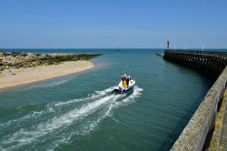 Una piccola barca da pesca esce dal porto di Courseulles-sur-Mer, Francia - © Pack-Shot / Shutterstock.com