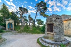 Una piccola cappella cristiana nel villaggio di Bonnieux fotografata all'alba, Provenza, Francia.



