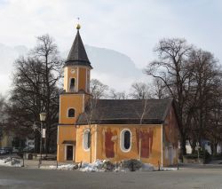 Una piccola chiesetta medievale nello ski resort di Garmisch-Partenkirchen (Germania) in inverno.
