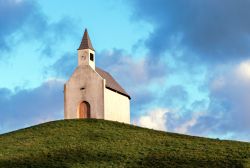 Una piccola chiesetta sulle colline nei pressi di Den Haag, Olanda - © AVC Photo Studio / Shutterstock.com