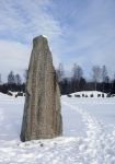 Una pietra runica vichinga nei pressi di Vasteras, Svezia. In tutta la pensiola scandinava esistono circa 6 mila pietre che possiedono iscrizioni in caratteri runici. Questo alfabeto era utilizzato ...