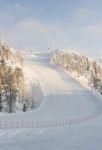 Una pista da sci innevata in inverno a Ruka, Finlandia.

