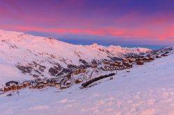 Una pittoresca alba invernale sul resort di Les Menuires, Francia.
