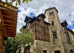 Una pittoresca casa a graticcio nel centro di Saint-Bertrand-de-Comminges (Francia).

