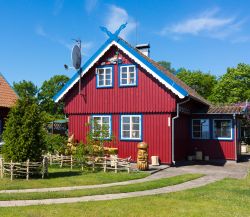 Una pittoresca casa in legno di pescatori a Nida, Lituania - © Anton Gvozdikov / Shutterstock.com