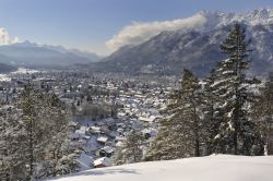 Una pittoresca panoramica invernale dall'alto della cittadina di Garmisch-Partenkirchen, Germania.
