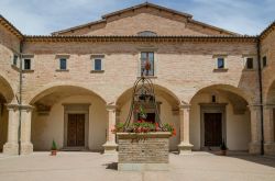 Una pittoresca piazzetta con pozzo vicino a Spello, Umbria.
