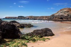 Una pittoresca spiaggia di sabbia racchiusa da scogliere a Belle Ile en Mer, Francia.



