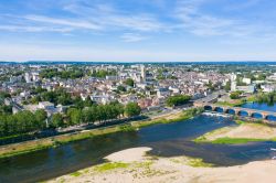 Una pittoresca veduta dall'alto di Nevers (Francia) in estate. Nell'immagine, la Loira, il ponte in pietra e la cattedrale di San Quirico e Santa Giulitta.

