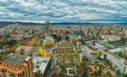 Una pittoresca veduta dall'alto di Tirana con la piazza principale, Albania. Città fiorente dall'architettura moderna, Tirana ospita edifici colorati, musei e attrazioni storiche ...