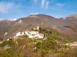 Una pittoresca veduta dei Monti Sibillini con il borgo di Sarnano, provincia di Macerata (Marche).



