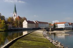 Una pittoresca veduta del fiume Iller nella città di Kempten, Baviera, Germania.
