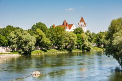 Una pittoresca veduta del Neues Schloss immerso nella natura di Ingolstadt, Germania - © manfredxy / Shutterstock.com