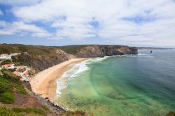 Una pittoresca veduta del paesaggio naturale offerto dalla spiaggia di Arrifana vicino a Aljezur, Algarve, Portogallo.
