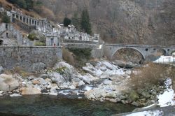 Una pittoresca veduta del ponte sul fiume Cervo, Rosazza, Piemonte. Questo torrente, lungo circa 65 km, è il principale tributario del Sesia e attraversa le province di Biella e Vercelli.



 ...