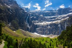 Una pittoresca veduta delle cascate di Gavarnie, Pirenei (Francia): osservato da fondavalle questo circo naturale di tipo glaciale è un vero e proprio spettacolo della natura. La cascata ...