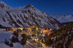Una pittoresca veduta notturna del villaggio di Les Arcs 1950, Savoia, Francia. Il suo sviluppo urbanistico risale al 2003 ed è caratterizzato da un'architettura decisamente accattivante, ...