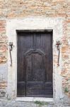 Una porta in legno di una casa di Mondaino, borgo medievale della valle del Marecchia, provincia di Rimini